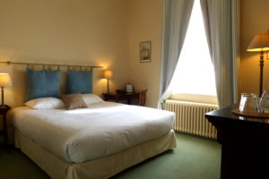 LIt double dans une chambre avec vue sur le jardin calme de la Tonnellerie