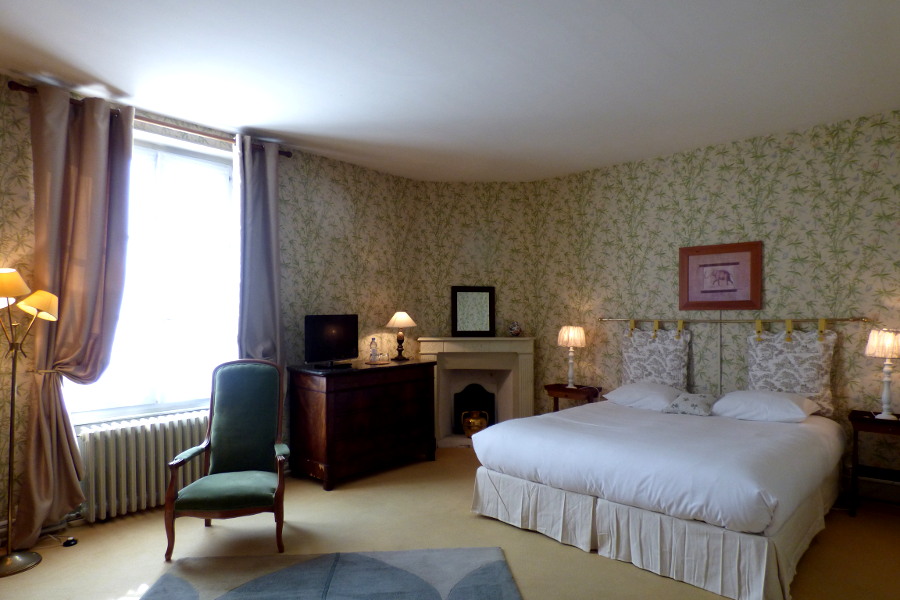 Chambre spacieuse avec cheminée de l'hôtel la Tonnellerie dans le Val de Loire