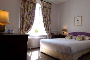 Chambre classique avec vue sur le jardin de l'hôtel la Tonnellerie