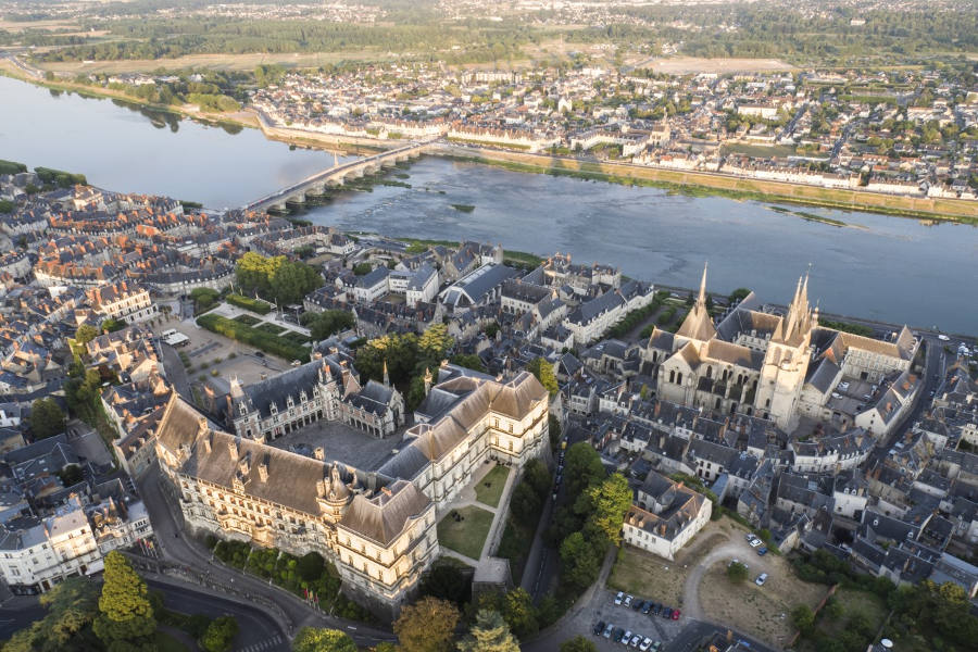 chateau de Blois au milieu des chateaux de la Loire sur le circuit de la Loire à vélo