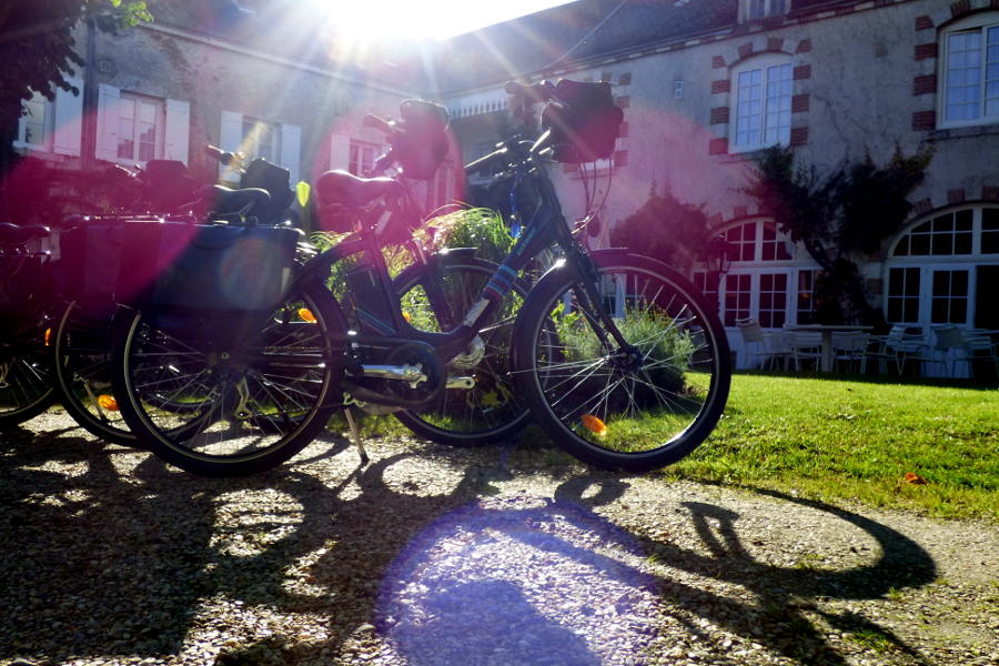 Vélos électrique de location devant la terasse de l'hôtel la Tonnellerie entre Orléans et Blois