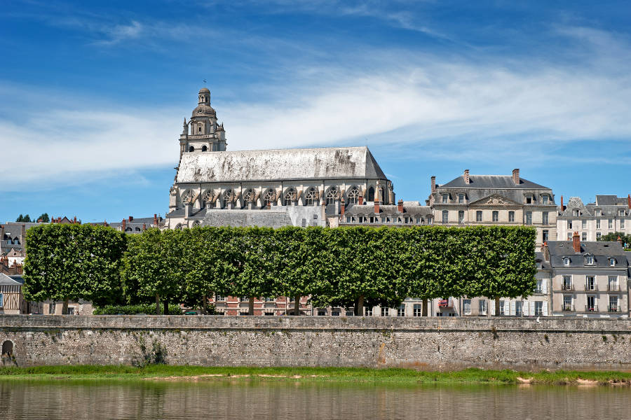 Cathedrale de Blois dans le Loir et Cher vue de la rive sud du fleuve la Loire