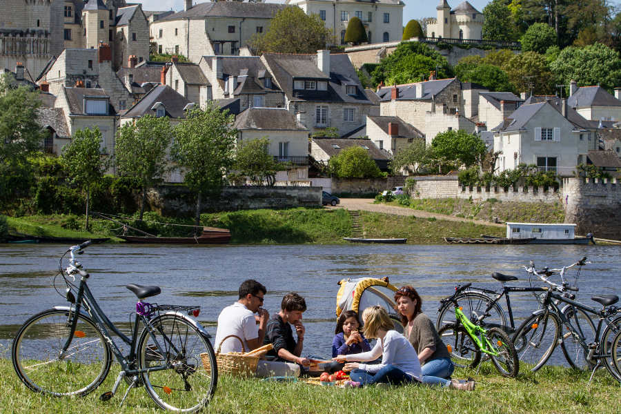 Pique nique en famille sur le parcours de la Loire à vélo au milieu des chateaux de la Loire