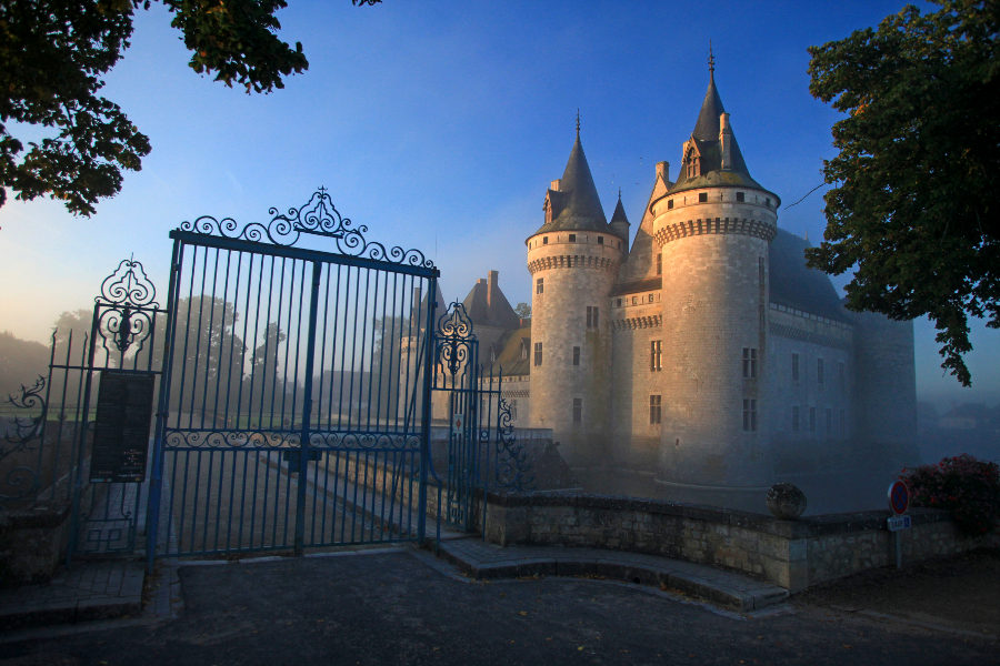 Chateau de Sully sur Loire dans le Val de Loire sur la route des chateaux de la Loire