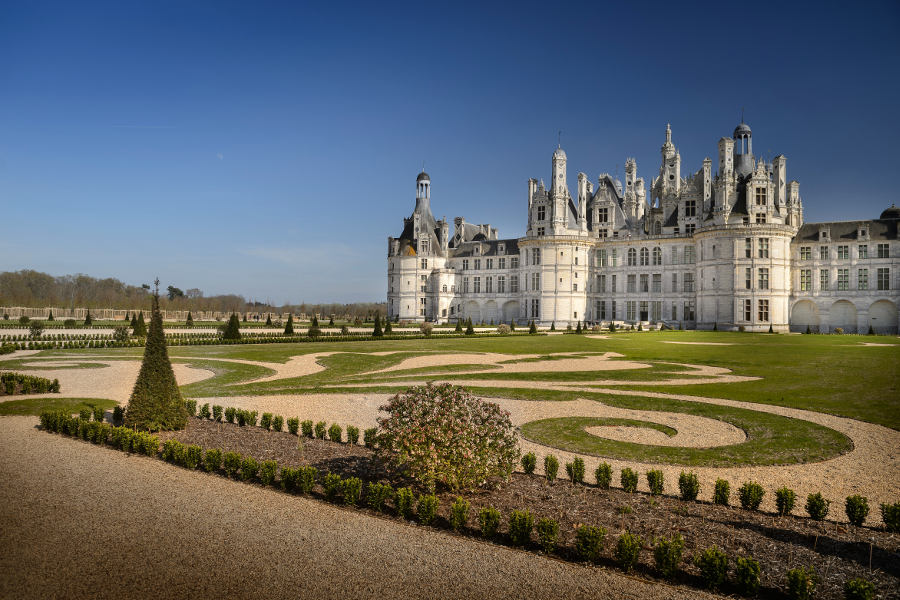 Les jardins à la Française devant le Chateau de Chambord dans le Val de Loire