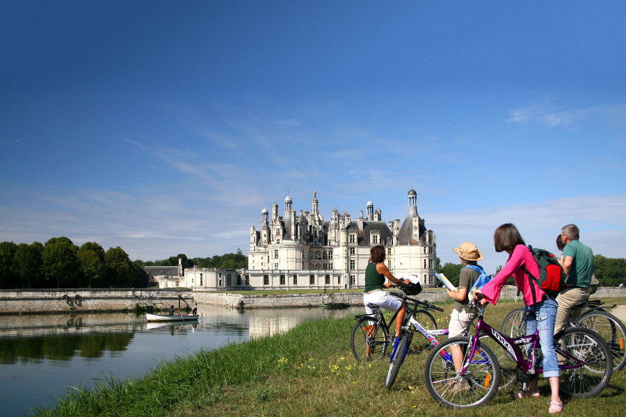 ballade en vélo ou en barque autour du Chateau de Chambord dans la région Centre