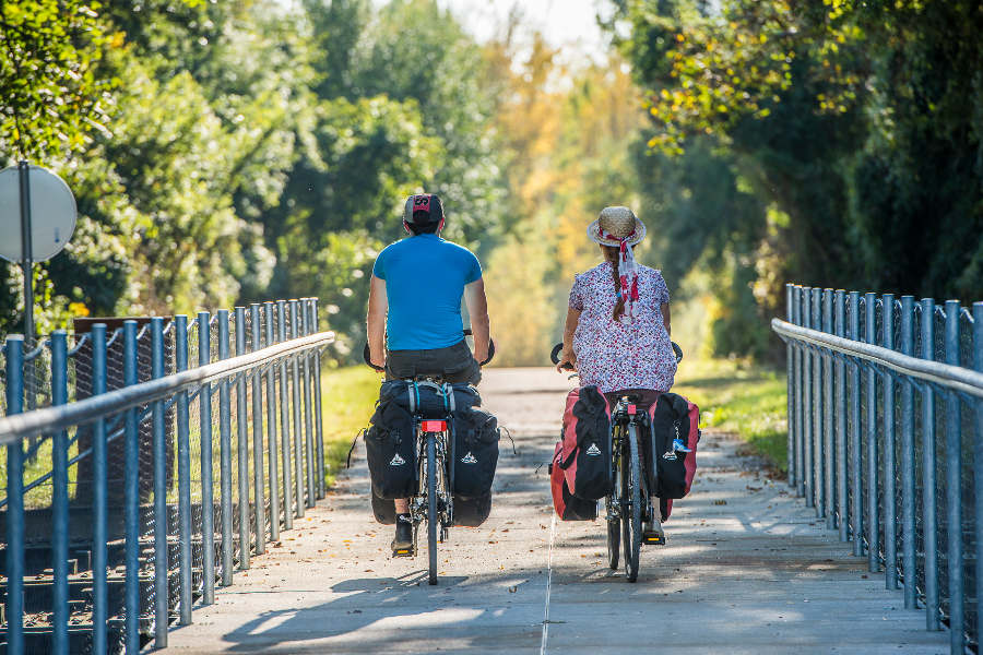 Couple en vélo sur le circuit de la Loire au milieu des chateaux de la Loire