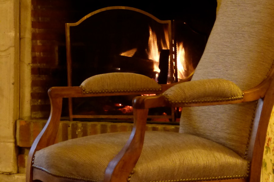 fauteuil devant la cheminée de l'hôtel la Tonnellerie près de Beaugency dans le Val de Loire