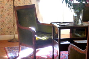 fauteuil ancien dans le salon de l'hotel la Tonnellerie de Tavers Beaugency