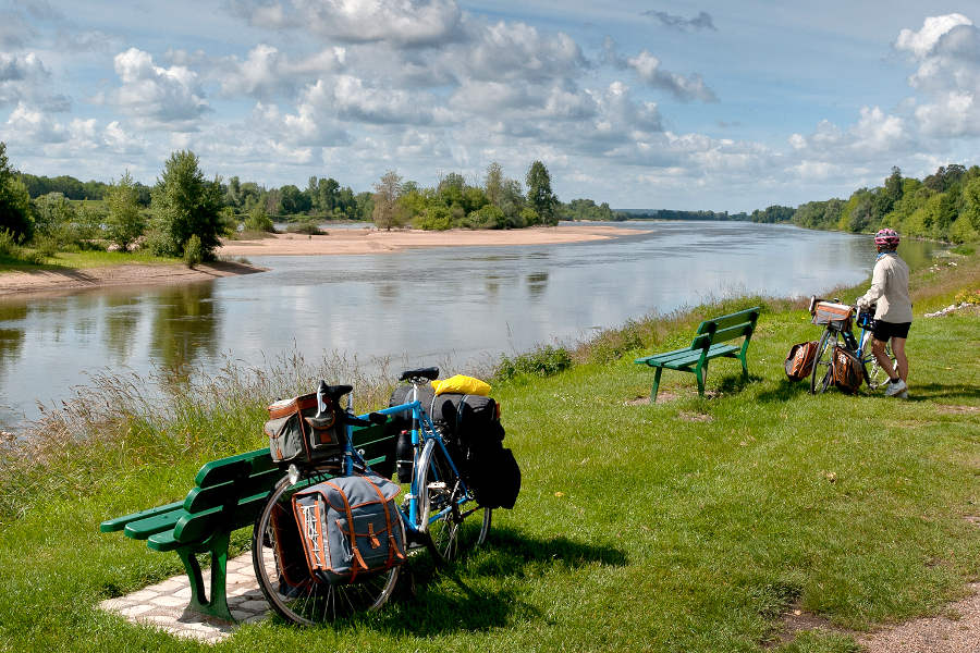 cyclistes au repos sur les bords de Loire sur le parcours de la Loire à vélo