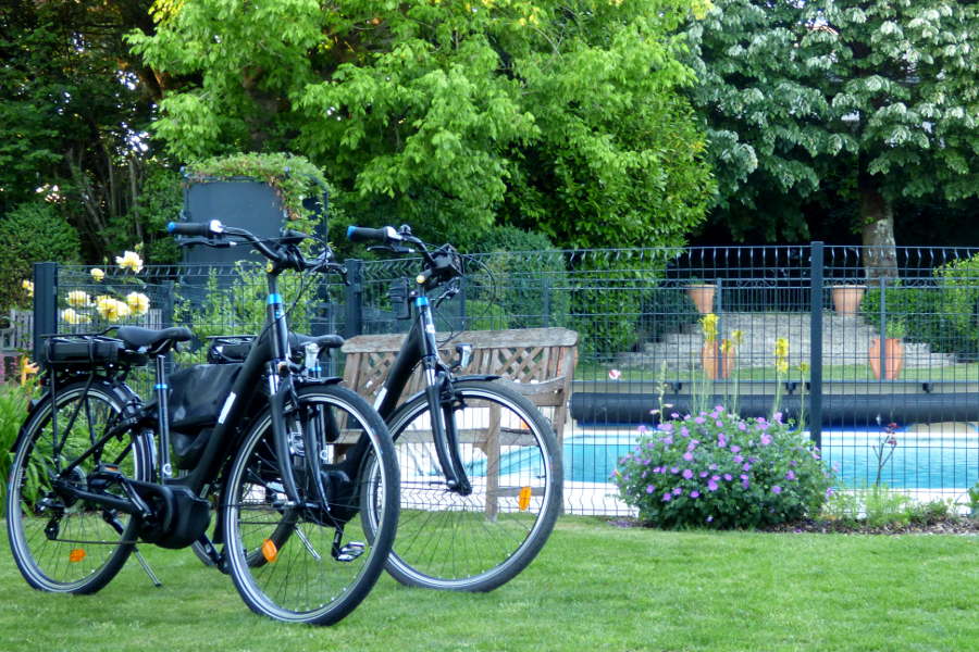 vélos électriques devant la piscine de l'hotel de charme la Tonnellerie à Tavers Beaugency