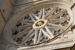 Rosace de vitraux sur une face laétrale de la cathedrale d'Orléans dans le val de Loire