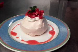 pavlova aux fraises de SOlogne proposée à l'hôtel la Tonnellerie de Tavers