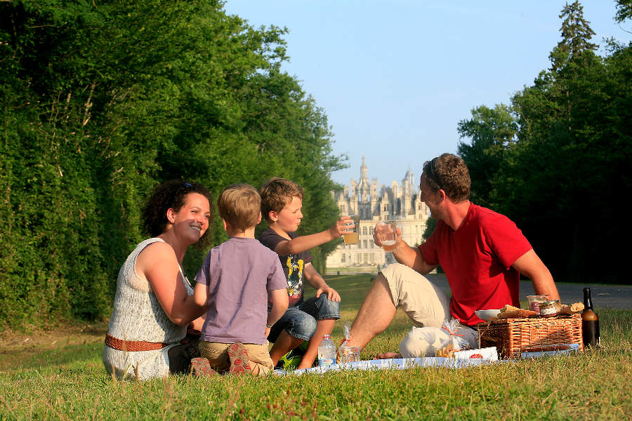 Une famille pique-nique devant le chateau de Chambord dans le Val de Loire près de Blois