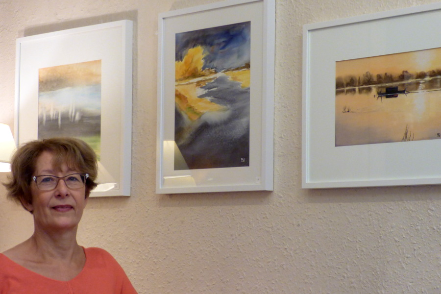 Colette Rama devant ses peintures à l'hotel la Tonnellerie entre Blois et Orleans dans le région Centre Val de Loire