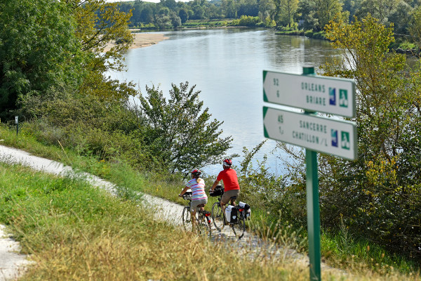 tourisme à velo en bord de Loire sur le circuit de la Loire à Vélo