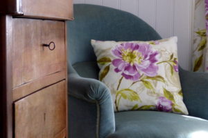 Fauteuil et commode dans une chambre de l'hotel la Tonnelleire de Tavers dans le Val de Loire