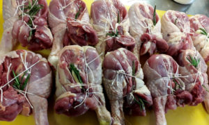 Cuisses de volaille bio préparées dans la cuisine de l'hotel la Tonnellerie de Tavers près de Beaugency dans la vallée de la Loire