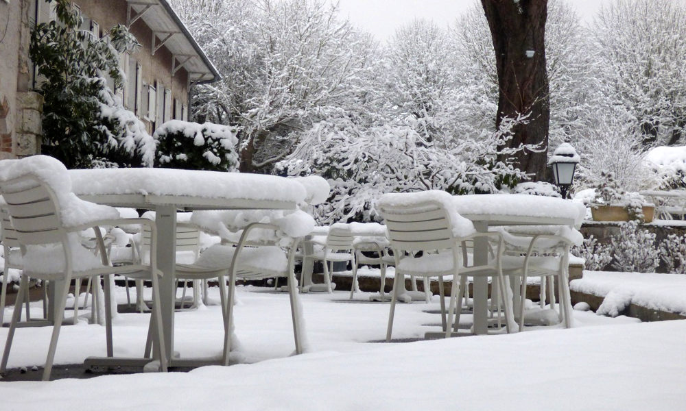 Terrasse sous la neige de l'hotel la Tonnellerie de Tavers près de Beaugency dans le Loiret
