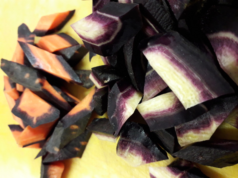 Carrotes bio noires et violettes dans la cuisine de l'hotel la Tonnellerie près du Chateau de Chambord