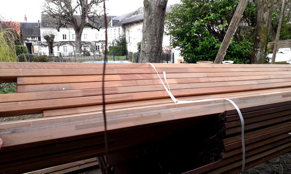 Livraison de bois exotique pour un aménagement dans le jardin de l'hotel la Tonnellerie de Tavers près de Chambord