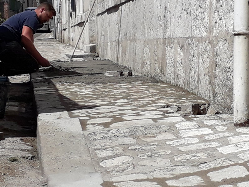 renovation du trottoir devant l'hotel la Tonnellerie de Tavers dans le Val de Loire