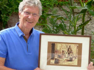le peintre Ted Hiscock et son tableau offert à l'hotel la Tonnellerie de Tavers dans le Loiret