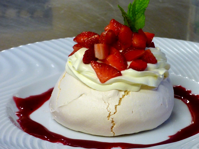 pavlova aux fraises mara des bois servie à l'hotel la Tonnellerie entre Orléans et Blois