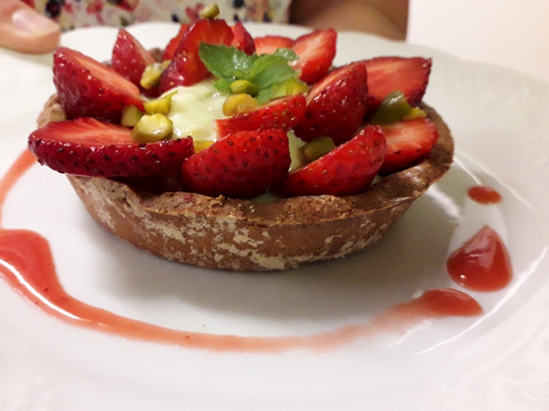 tartelette aux fraises et pistaches sans gluten sans lactose servie à l'hotel la Tonnellerie près de Beaugency