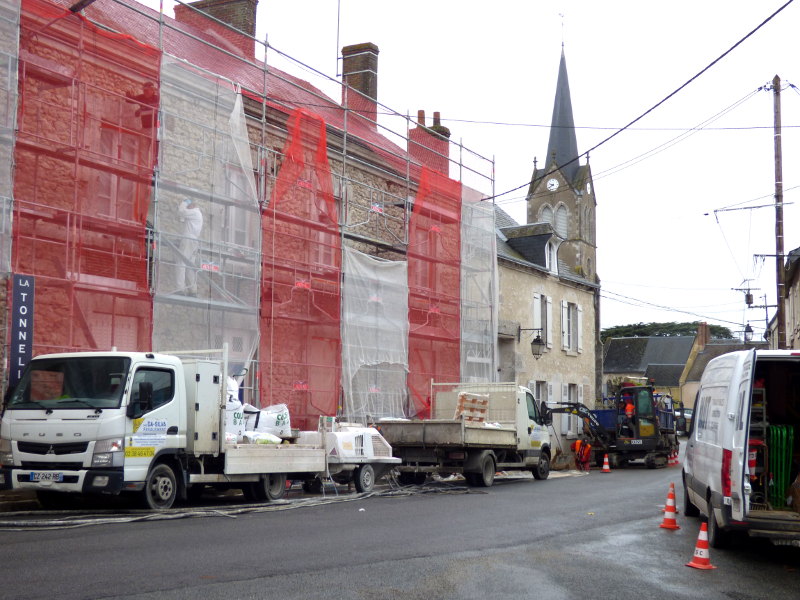 echafaudage devant hotel ecolabel la tonnellerie pour la ravalement de façade et changement de gouttières