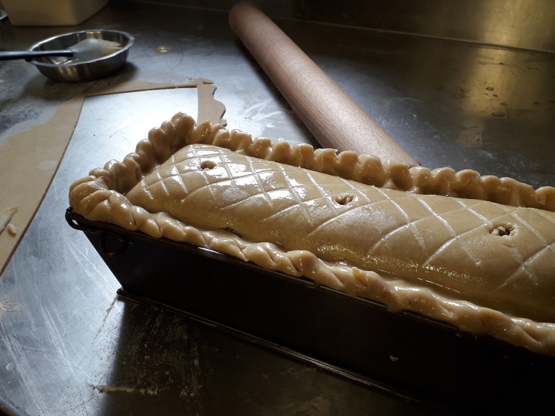 confection d'un paté en croute dans la cuisine de l'hotel ecolabel la tonnellerie à Tavers près de beaugency sur le circuit de la Loire à vélo