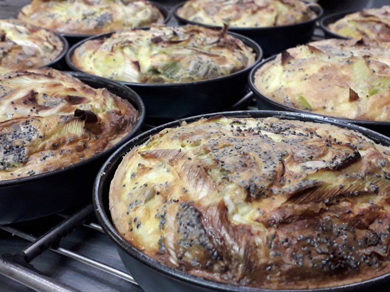 Quiches végétariennes dans la cuisine de hotel ecolabel la tonnellerie à tavers près de beaugency dans le Loiret