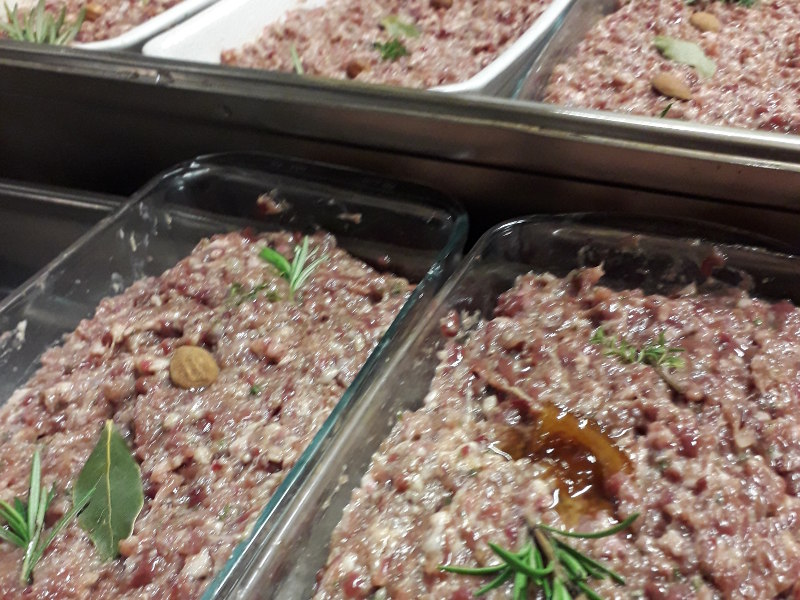 Terrines de gibier avant cuisson dans les cuisine de hotel la tonnellerie de tavers entre orléans et Blois dans la région centre