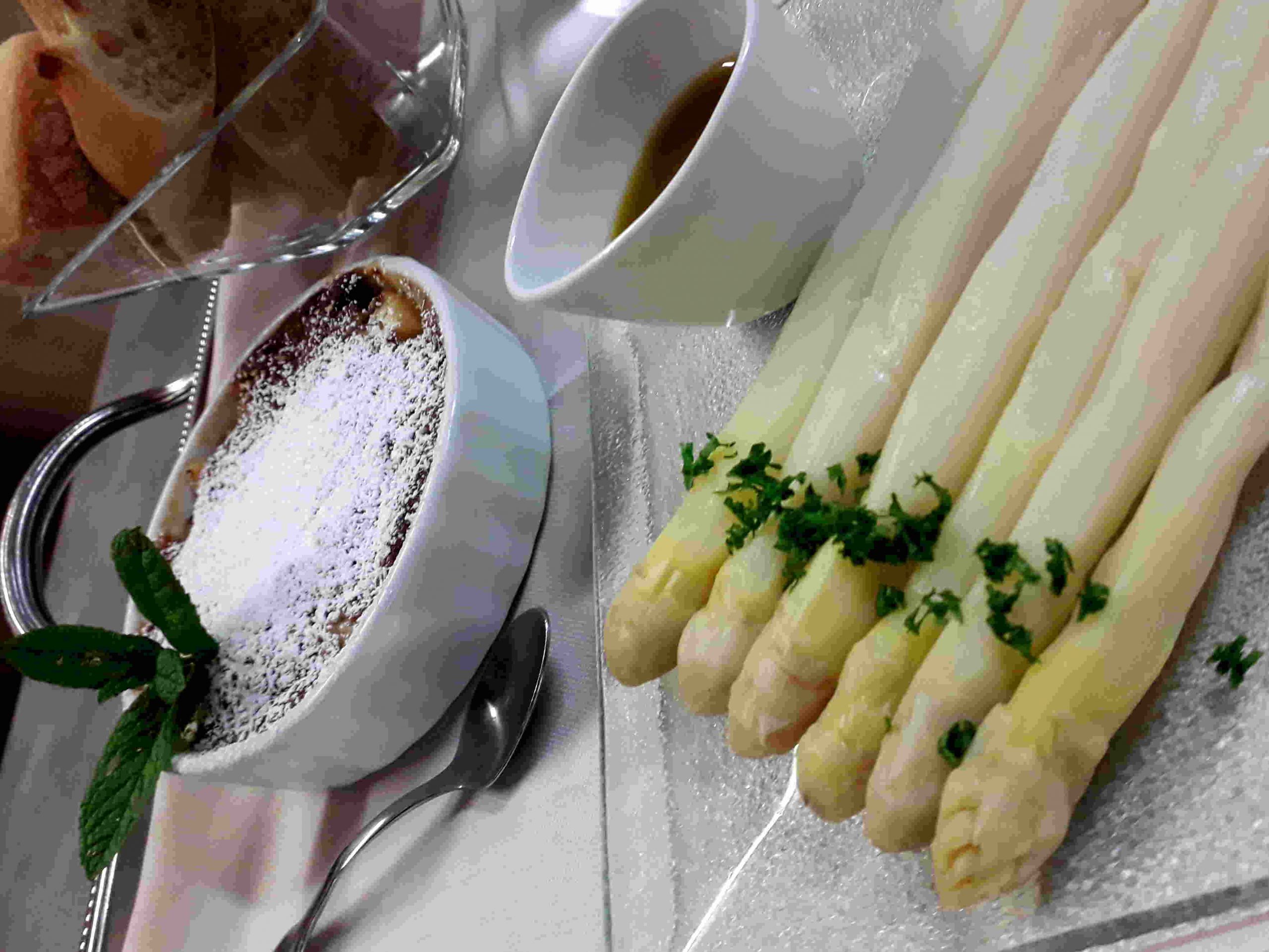 Asperges et gratin de rhubarbe sur le plateau room-service de l'hôtel la Tonnellerie pendant le confinement dû au covid19