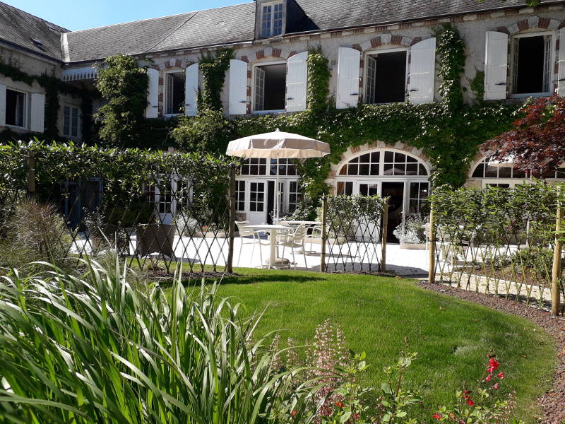 Terrasse dans le jardin de l'hotel la Tonnellerie de Tavers dans la région des Chateaux de la Loire