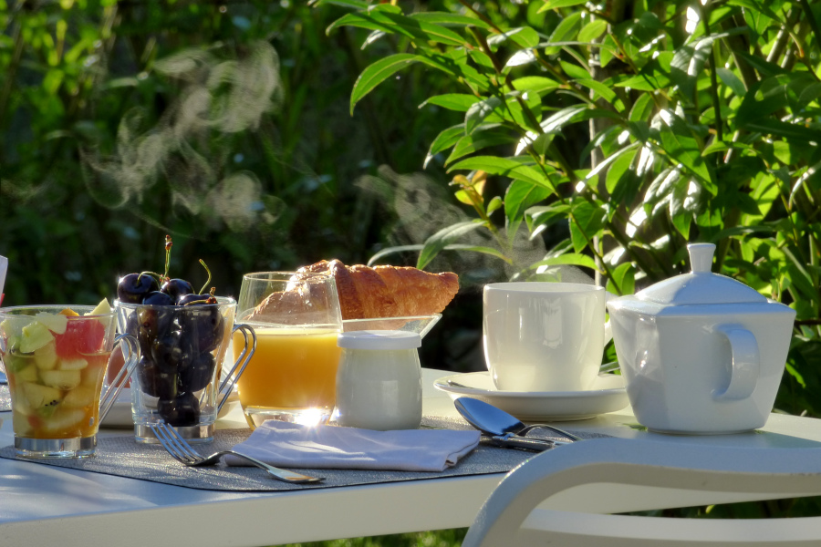 Petit déjeuner en terrasse à l'hôtel la Tonnellerie près du château de Chambord