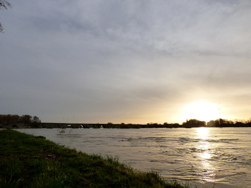 Pont de Beaugency, le plus vieux de toute le fleuve Loire, au moment de la crue d'avril 2024