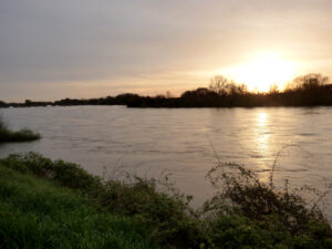Lever de soleil sur le niveau d'eau exceptionnel à Beaugency pendant la crue de la Loire en Avril 2024